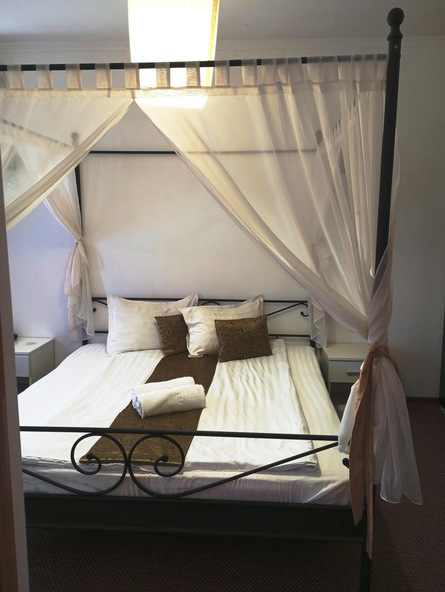 Rhc Royal Hotel Nagyvárad Kültér fotó