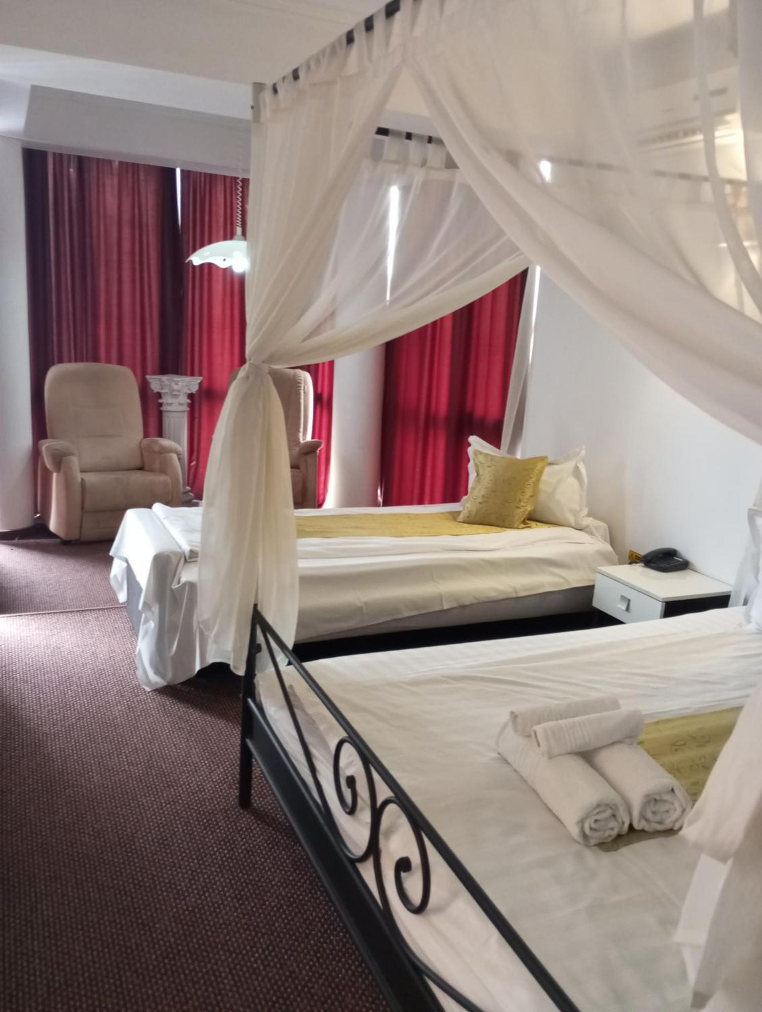 Rhc Royal Hotel Nagyvárad Kültér fotó