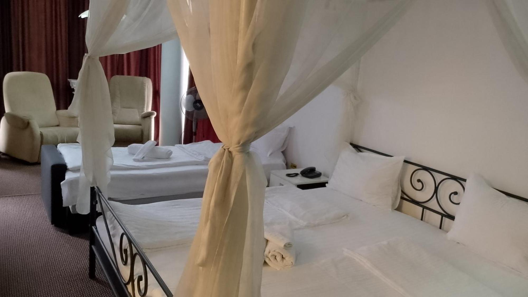 Rhc Royal Hotel Nagyvárad Kültér fotó